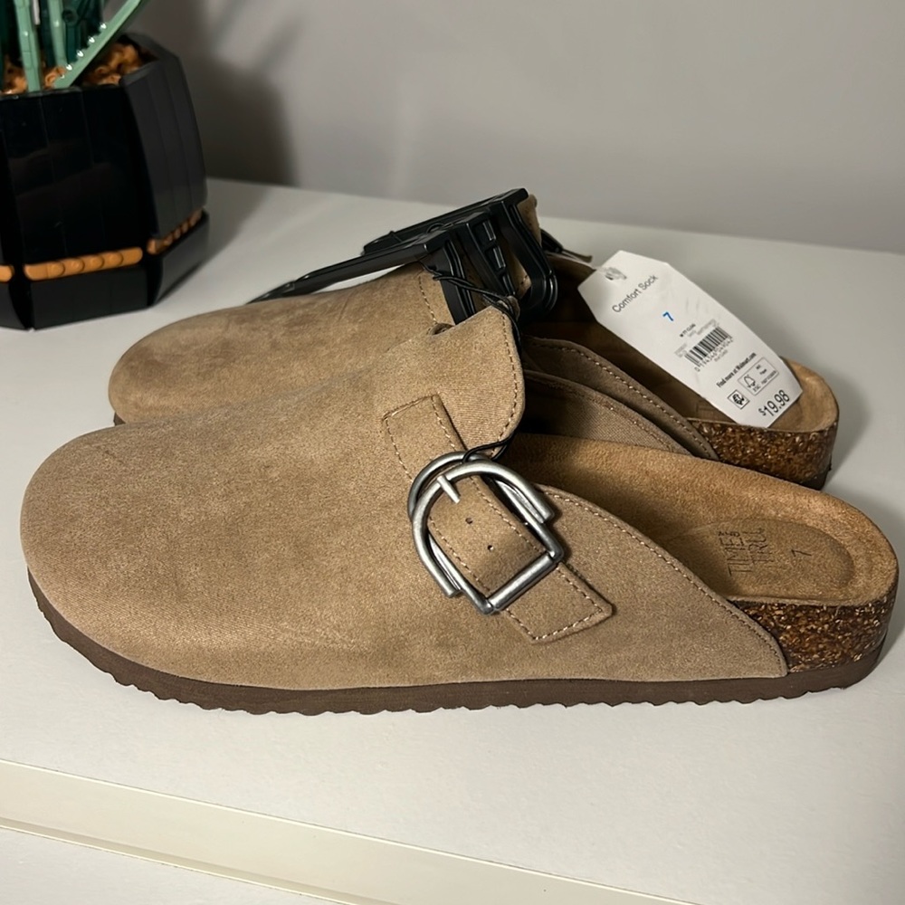 Size 7, Tan, Slip-on Women’s Clogs